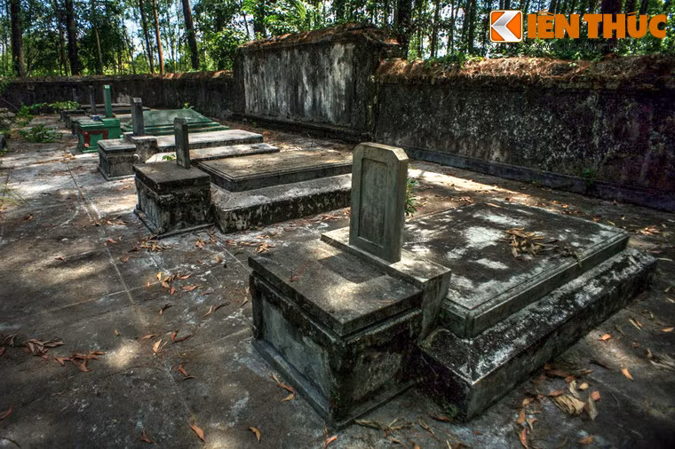 Theo các sử liệu, năm 1843, dưới thời vua Thiệu Trị, thái giám Châu Phước Năng đã đứng ra quyên góp tiền trùng tu chùa Từ Hiếu, lấy đó làm chốn an nghỉ cuối cùng. Đến năm 1893, nhiều thái giám dưới vua Thành Thái tiếp tục đóng góp tiền của để tu sửa lại chùa. Từ đó, chùa Từ Hiếu dần trở thành nơi an nghỉ của các thái giám triều Nguyễn.