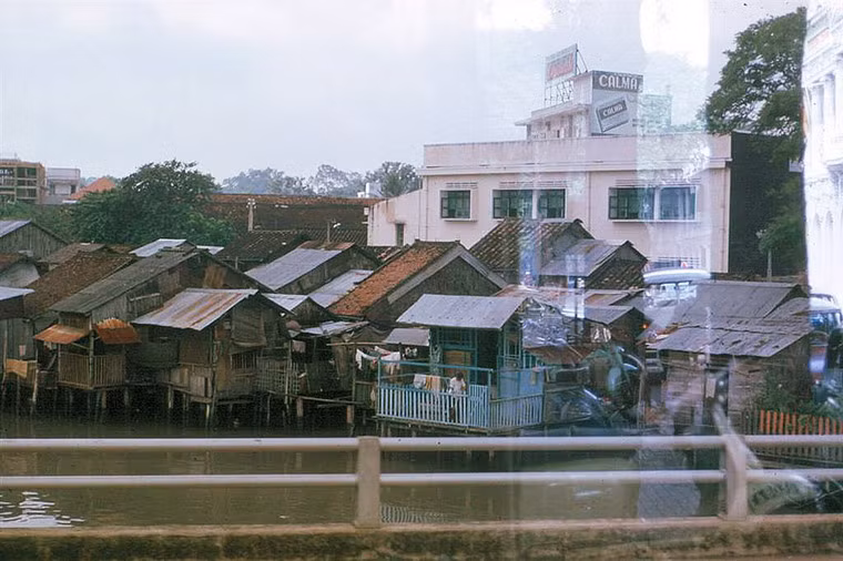Khu ổ chuột ven sông nhìn từ cầu Phan Thanh Giản.