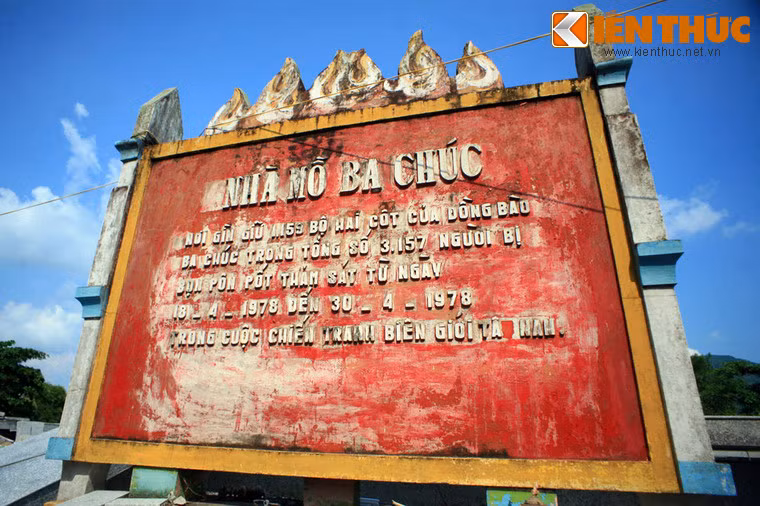 Từ ngày 18 - 30/4/1978, 3.157 dân thường (trong tổng số 16.000 dân) ở thị trấn Ba Chúc (huyện Tri Tôn, tỉnh An Giang) đã bị quân Khmer Đỏ sát hại dã man. Từ năm 1979, một nhà mồ đã được dựng lên ở mảnh đất đau thương này để tưởng nhớ những người đã khuất.