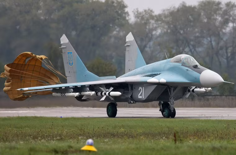Trong hàng ngũ máy bay chiến đấu của Ukraine hiện nay, duy nhất các tiêm kích đa năng hạng nặng Su-27 là chưa bị "sờ gáy". Phần còn lại thì đều đã bị bắn hạ bằng pháo và tên lửa, trong đó, lực lượng tiêm kích hạng nhẹ MiG-29 của Ukraine đã mất đi 10 chiếc gồm 8 chiếc bị thu giữ tại sân bay Belbek, Crimea và 2 chiếc bị bắn hạ ở Donetsk, Lugansk trong tháng 8/2014.