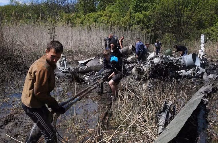 Người dân ngoại ô Slavyansk đang “dọn xác” trực thăng tấn công Mi-24.