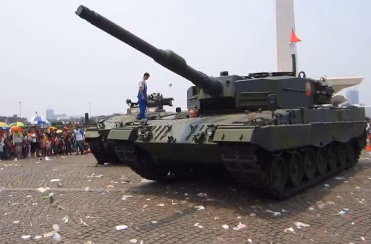 Leopard 2A4 là biến thể sản xuất phổ biến nhất của dòng xe tăng chiến đấu chủ lực Leopard 2 do Krauss-Maffei Wegmann sản xuất. Điểm cải tiến chủ yếu ở hệ thống điều khiển hỏa lực, hệ thống nạp đạn tự động và tháp pháo dùng kiểu giáp titan/vonfram phẳng.