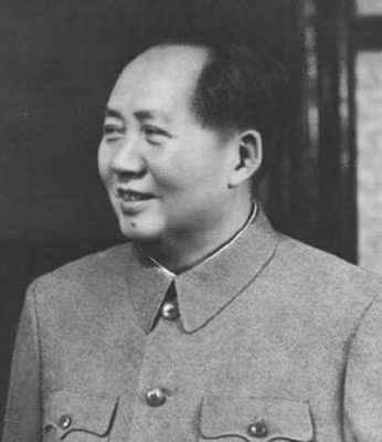 Đến ngày 18/9, một triệu người đã tham dự lễ truy điệu Chủ tịch Mao tại quảng trường Thiên An Môn. Vào thời điểm đó, chính phủ Trung Quốc đã yêu cầu các kỹ sư thiết kế một chiếc quan tài pha lê miễn khúc xạ trong suốt có kích thước dài 2,4m, rộng 0,6m để đặt thi hài ông. Để làm được cỗ quan tài này, các kỹ sư đã miệt mài làm việc trong suốt 10 tháng.