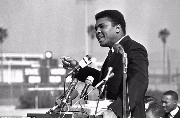Muhammad Ali có bài phát biểu trước 1.500 sinh viên ở Los Angeles vào tháng 2/1968.