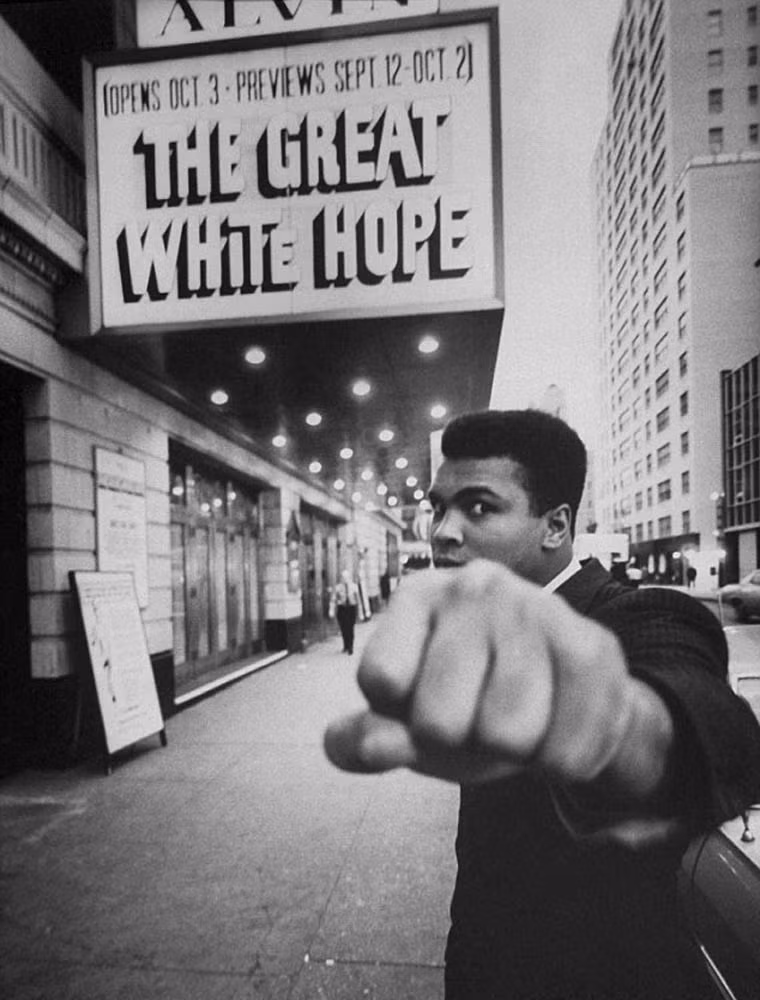 Sự ra đi của huyền thoại quyền anh thế giới Muhammad Ali là nỗi mất mát lớn của thế giới. Hãy cùng Kiến Thức hồi tưởng lại những sự kiện quan trọng trong cuộc đời và sự nghiệp vẻ vang của huyền thoại này. Muhammad Ali được xem là một trong những tay quyền anh Mỹ hạng nặng giỏi nhất thế giới qua mọi thời đại. Năm 1999, Sports Illustrated và BBC bầu chọn ông là vận động viên thể thao của thế kỉ XX, trước cả vua bóng đá Pele. Trong ảnh là huyền thoại quyền anh chụp hình bên ngoài Nhà hát Alvin (nay là Nhà hát Neil Simon) ở New York hồi tháng 10/1968.
