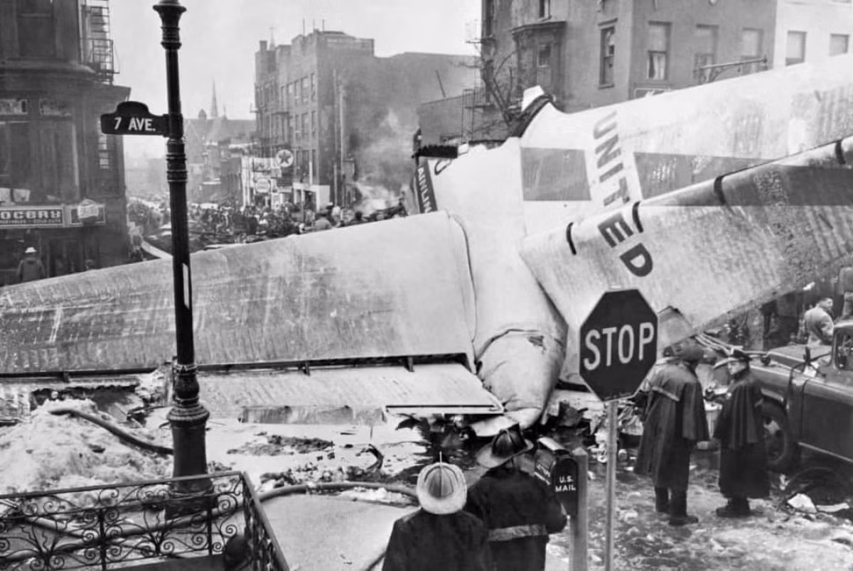 br/> Hai máy bay va chạm trên bầu trời New York, Mỹ năm 1960. Trong ảnh là hiện trường vụ rơi máy bay ở Brooklyn ngày 18/12/1960 sau vụ va chạm trên không giữa chuyến bay 826 của United Airlines và chuyến bay 266 của Trans World. Vụ va chạm đã khiến tất cả 128 người trên hai máy bay và 6 người dưới mặt đất thiệt mạng.