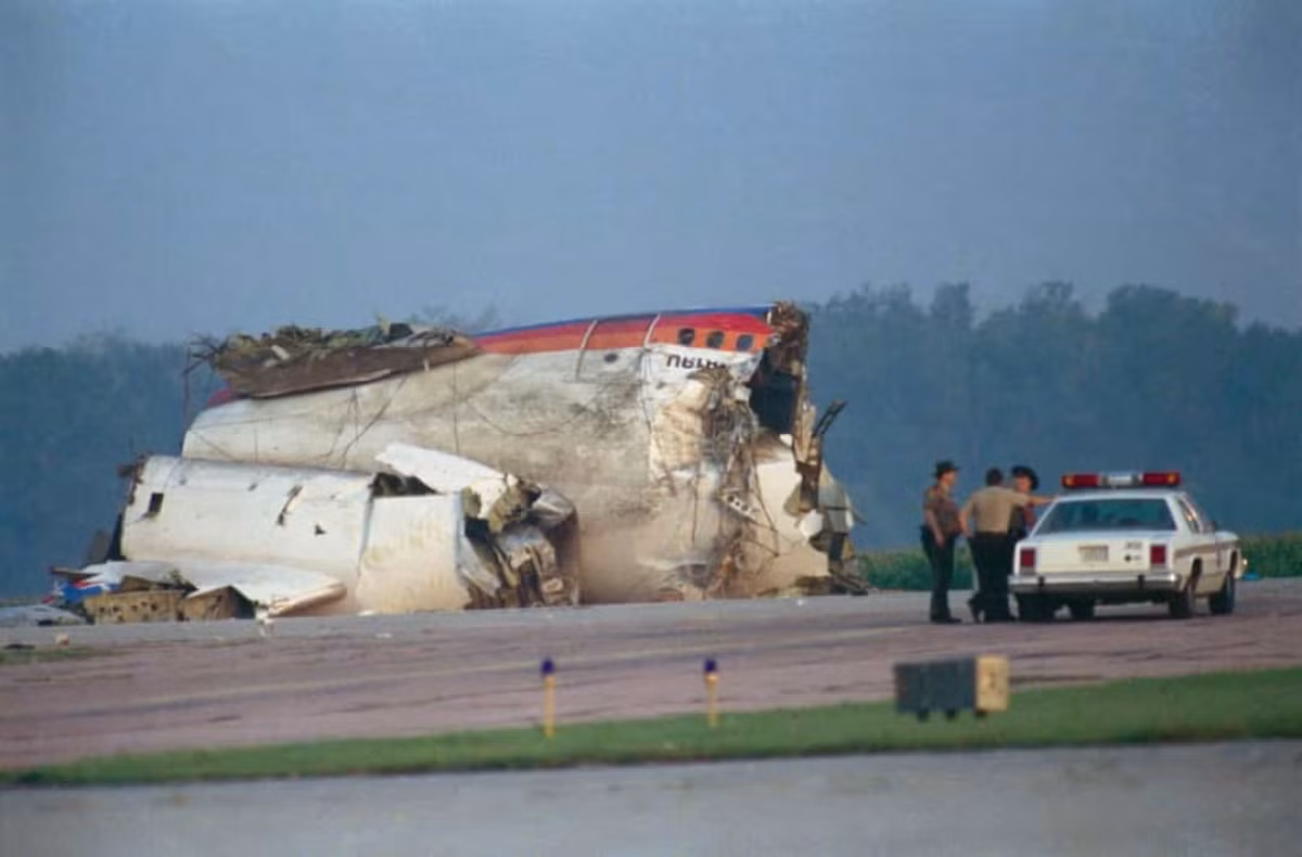 Động cơ và các mảnh vỡ nằm trên một cánh đồng ngô sau khi máy bay của hãng hàng không United Airlines rơi và vỡ thành nhiều mảnh vào ngày 19/7/1989, trong khi cố gắng hạ cánh khẩn cấp xuống sân bay Sioux City Gateway. 111 người đã thiệt mạng trong vụ tai nạn và 184 người sống sót.