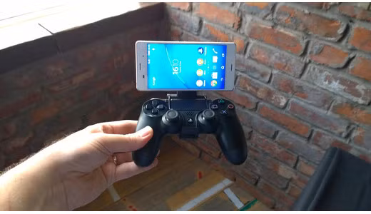 Với những game thủ, Z3 là lựa chọn khá hoàn hảo khi máy có khả năng hoạt động như một màn hình hiển thị cho game PS4. Ngoài ra, máy tương thích với tay cầm PS4, bạn sẽ sử dụng một bộ điều khiển để chơi game chứ không phải dùng các nút vụng về trên màn hình.