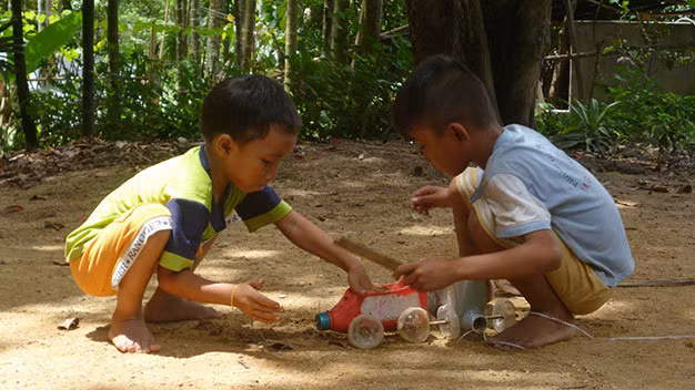 Các em nhỏ ở huyện miền núi thuộc xã Trà Phong, huyện Tây Trà (Quảng Ngãi) đã tự “sản xuất” xe đồ chơi một cách rất sáng tạo. Các em đi nhặt chai Comfort, chai nước tẩy về rồi cắt làm phần thân xe, bánh xe được cắt từ những chai nước ngọt mà người đi đường vứt lại - Ảnh: Trác Lực Rin 