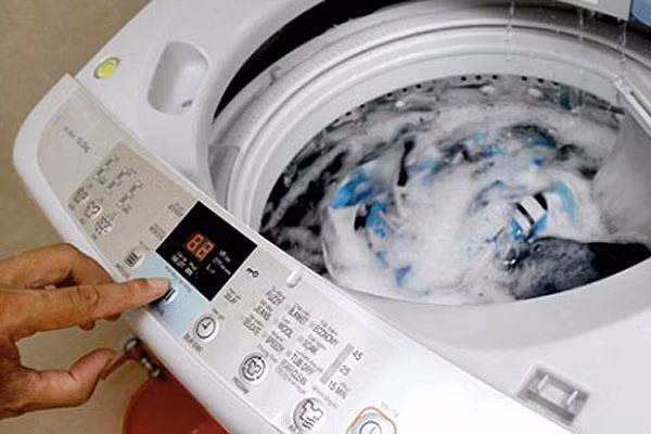  7. Làm văng nước lên bảng điều khiển Nước gây chạm mạch, hư hỏng chức năng máy. Để tránh điều này, bạn đừng dùng xô hay vòi riêng cấp nước cho thiết bị.