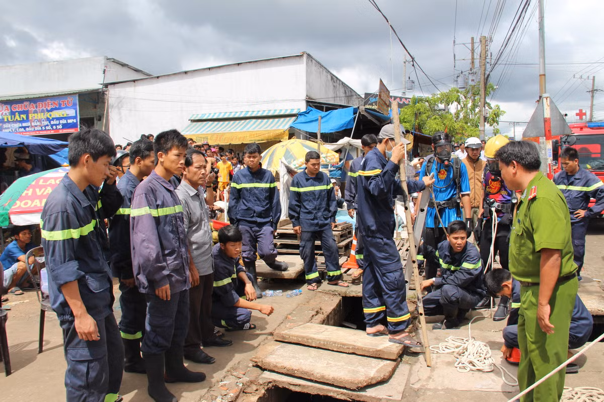 Nô đùa cùng bạn lúc tắm mưa, La Văn Tỷ (9 tuổi, quê An Giang) bị dòng nước cuốn trôi xuống cống mất tích. Hàng chục người được huy động ngụp lặn dưới cống tìm đứa trẻ. Sau nhiều giờ tìm kiếm tại vị trí cháu bé bị nước cuốn nhưng không có kết quả, lực lượng chức năng tạm ngưng và mở rộng hướng tìm kiếm.