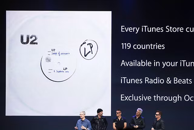 Với bất kỳ người dùng nào sử dụng iPhone 6 và iPad có đồng bộ iCloud, ngay lập tức một album mới của nhóm nhạc U2 sẽ được tự động cập nhập vào thiết bị.