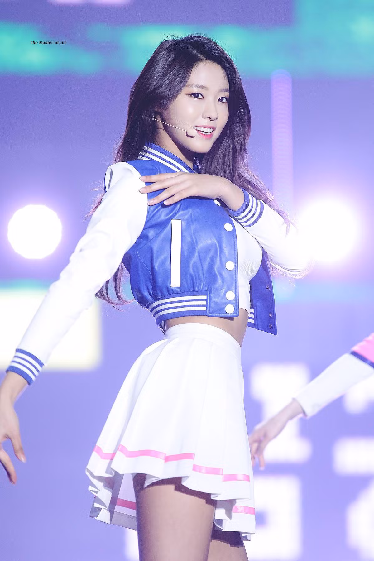  Seolhyun (AOA) được mệnh danh "bảo vật quốc dân" vì có thân hình và gương mặt đẹp. Trang phục biểu diễn của cô thường là váy ngắn, quần ôm. Đời thường, người đẹp Hàn chuộng quần skinny jeans. Ảnh: Pinterest, The Master of all.