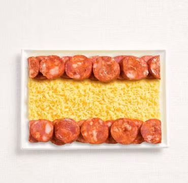 Lá cờ Tây Ban Nha đơn giản được tạo nên từ những miếng xúc xích và cơm Paella.