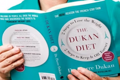 Phương pháp Dukan. Dukan được xếp vị trí “quán quân” trong danh sách 5 chế độ ăn uống tồi tệ nhất năm 2012. Dukan phổ biến với 4 giai đoạn (tấn công - bổ sung - củng cố - ổn định) giúp mọi người giảm cân nhanh chóng bằng cách chỉ tiêu thụ những thực phẩm giàu protein và tuyệt đối không dùng tinh bột. Nhiều người hoài nghi về phương pháp này cho rằng nó có thể gây hôi miệng, táo bón, thiếu năng lượng, và nguy hiểm hơn là bệnh tim mạch.