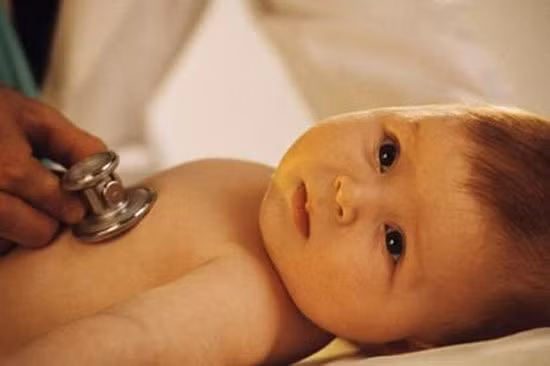 Hầu hết các chứng đau dạ dày đều không nguy hiểm và sẽ chữa lành. Nhưng nếu bệnh không cải thiện tốt, hoặc bé bị ói mửa, tiêu chảy, hôn mê, hoặc sốt cao thì hãy gọi điện cho bác sĩ ngay.
