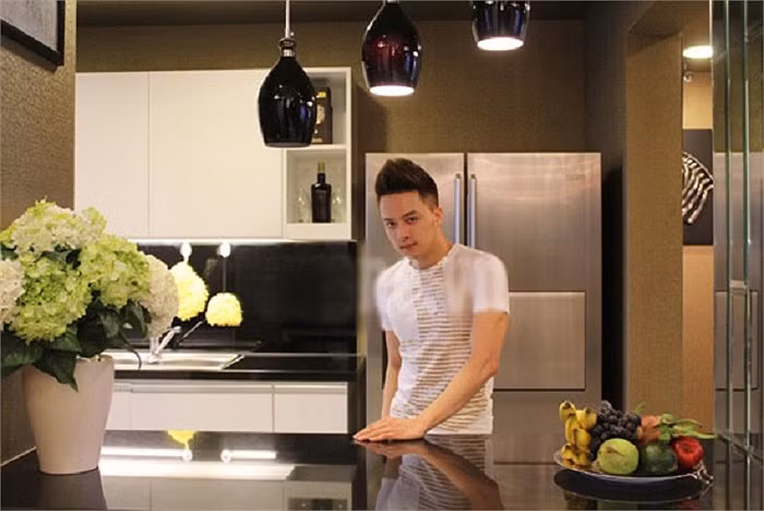 Khi ồn ào lắng xuống, Cao Thái Sơn đã đích thân lên kế hoạch thiết kế và tự tay chọn từng đồ vật trong nhà.