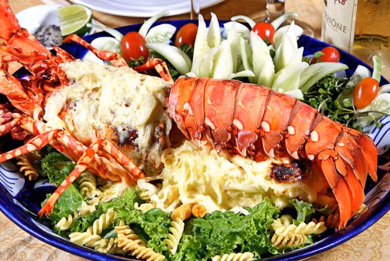 Món nướng là một trong những món ăn đơn giản và dễ làm mà các quý ông có thể thử kinh nghiệm nấu ăn của mình trong bếp. Tất nhiên, nó sẽ đòi hỏi kỹ thuật và sự cầu kỳ nhiều hơn là chỉ một vài lát dao với bánh mỳ kẹp thịt hoặc dùng qua bữa bằng xúc xích chiên. Hãy thử giết thịt một con gà, ướp gia vị và cho nó vào lò nướng, hay làm sạch một con tôm hùm, phủ bơ và gia vị và cho vào lò nướng cho đến khi đổi màu vàng rụm hoặc đỏ đậm.
