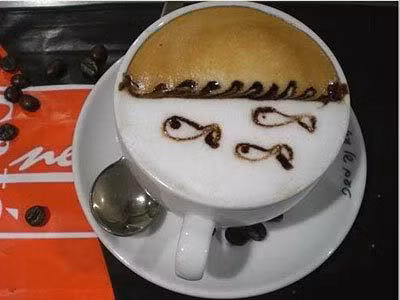 Trong các quán cà phê ở Ý, người đứng bán ở bar thường dùng khuôn hay dùng thìa và bằng cách khuấy điệu nghệ trong lúc rắc bột để tạo thành những tách cafe Capuchino hình nghệ thuật rất độc đáo.