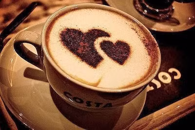 Thông thường tách cà phê cappuccino được phục vụ trong tách làm bằng đá hay sứ, có thành dày và được hâm nóng trước.