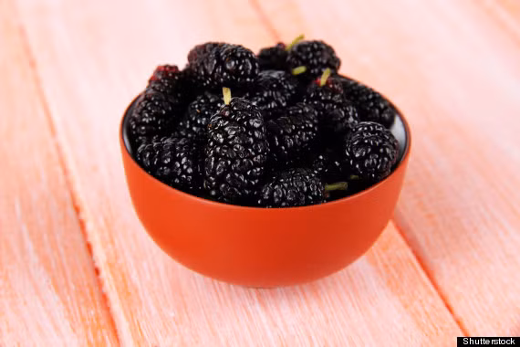 Quả dâu đen. Quả dâu đen giàu polyphenolgiúp ngăn ngừa bệnh tim mạch thậm chí cả bệnh ung thư. Hàm lượng chất xơ trong loại quả này cao hơn các loại quả khác, hàm lượng chất xơ chứa trong 1 cốc nước dâu đen là khoảng 7g. Ngoài ra nó còn giàu vitamin C, vi lượng sắt, canxi và vitamin A.