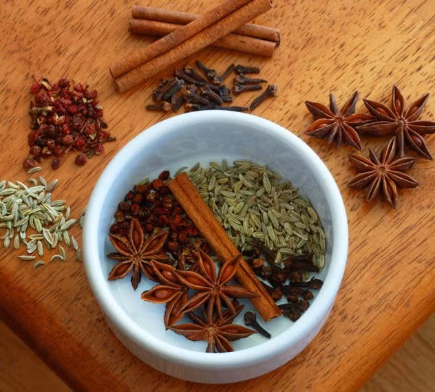 Mùi thơm từ gia vị giúp món ăn thêm đậm đà và cũng chứa những thành phần có lợi cho sức khỏe. Gần đây nhất là vụ việc nhiều loại gia vị từ Ấn Độ, nước xuất khẩu các gia vị lớn nhất đến Mỹ, đã được máy quét kiểm tra của Cơ quan giám sát thực phẩm và dược phẩm Mỹ (FDA) cho là dễ bị lây nhiễm vi khuẩn Salmonella.