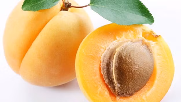 Các loại hạt. Hạt táo, lê, mơ và đào có chứa chất gọi là amygdalin. Chất này có thể chuyển thành chất cyanide trong dạ dày gây khó chịu, gây bệnh và đôi khi có thể gây tử vong. Cơ quan Tiêu chuẩn thực phẩm vương quốc Anh khuyến cáo người dân không ăn nhiều hơn hai hạt mơ mỗi ngày. Với trẻ em, chỉ nuốt một vài hạt có thể gây bệnh và trong một vài trường hợp có thể gây tử vong.