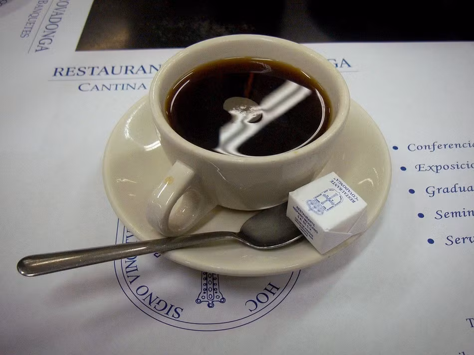 Nếu bạn thích cho quế vào cà phê, bạn sẽ hợp với cà phê Mexico, hay còn gọi là Café de olla. Cà phê được rót vào những chiếc ấm bằng đất nung vì theo họ hương vị món đồ uống này ngon nhất khi đựng trong chất liệu gốm.