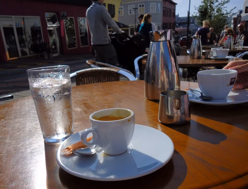 Cà phê của người Ireland khá độc đáo. Nó là sự kết hợp của cà phê nóng, whiskey, đường và kem. Loại cà phê này được pha chế lần đầu ở nước này từ những năm 1940 để giúp các du khách Mỹ giữ ấm cơ thể. Từ đó đến nay, nó đã trở thành loại đồ uống phổ biến tại mọi hàng quán trên khắp đất Ireland.