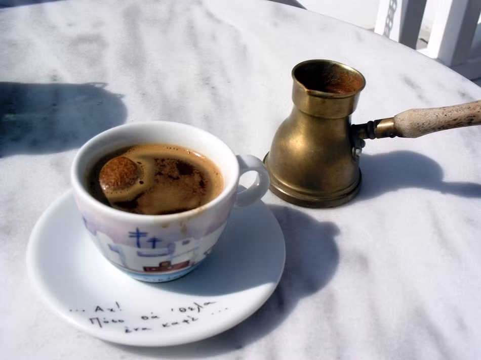 Ở Hy Lạp, loại cà phê phổ biến nhất là Frappe, được làm từ cà phê tan Nescafe, nước lạnh, đường và sữa đun sôi cho thêm đá lạnh.
