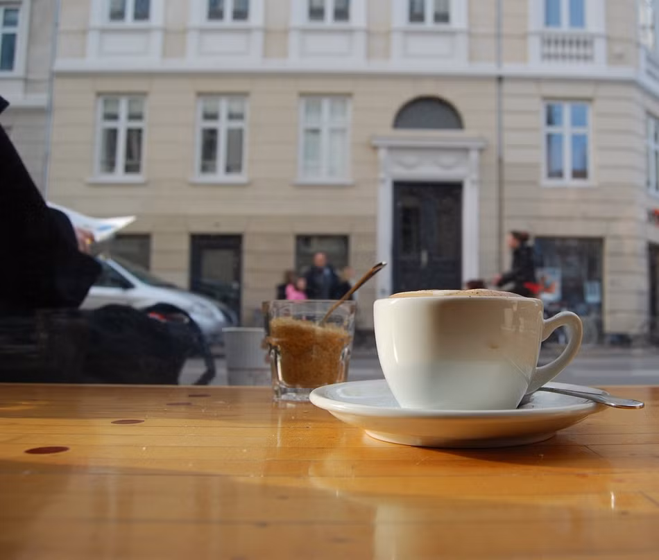 Ở Đan Mạch, cà phê hay kaffe theo tiếng địa phương cũng là một phần không thể thiếu. Do khí hậu lạnh về mùa đông, người dân nước này tiêu thụ cà phê để giữ ấm cơ thể thuộc hàng nhiều nhất thế giới. Cà phê được phục vụ trong quán, bán ở khắp mọi nơi: siêu thị, hiệu tạp hóa, trung tâm thương mại…