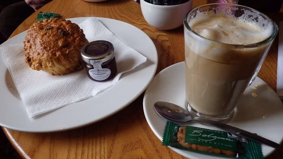 Cà phê xứ Wales, cà phê sữa cacao đánh bọt ăn kèm với một chút bánh ngọt là xu hướng yêu thích của người xứ Wales.