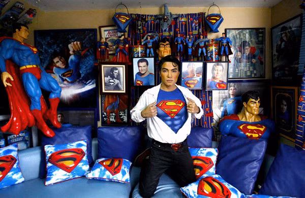 Chavez trong căn nhà đầy hình ảnh của Superman từ đồ dùng sinh hoạt cho đến cả những bức poster treo tường.
