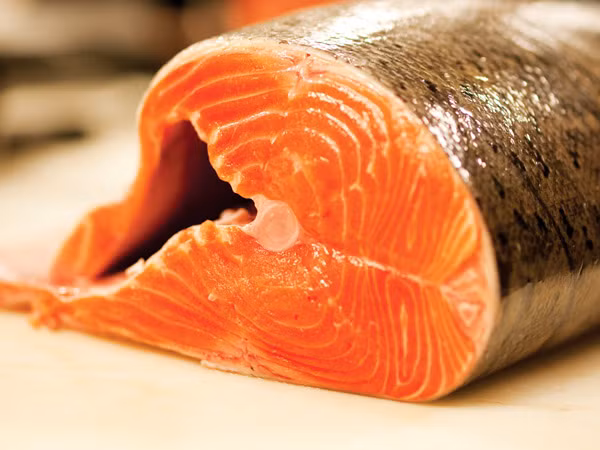 Chú ý đến tỷ lệ cá trong bữa ăn hàng ngày. Cá bao gồm nhiều chất như omega-3, axit béo rất quan trọng đối với não bộ của bé và phát triển của mắt như protein, vitamin D, và các chất dinh dưỡng khác, nhưng nó cũng chứa thủy ngân có thể gây hại. Hầu hết chuyên gia cho rằng phụ nữ mang thai nên ăn một số loại cá, tuy nhiên nên tránh những loại có hàm lượng thủy ngân cao.