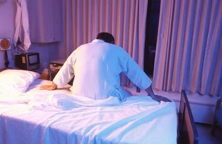 Sau khi mưa lớn, cống gần nhà anh Ghadge bị tắc. Anh và mẹ đang cố gắng thông cống thì vợ chồng hàng xóm xuất hiện, yêu cầu Ghadge dừng lại vì nếu thông cống, nước sẽ chảy về phía nhà họ. Anh không nghe và tiếp tục làm, khiến cặp vợ chồng này rất tức giận. Họ mắng chửi Ghadge và mẹ anh. Ghadge đã yêu cầu vợ chồng họ không được chửi mắng mẹ anh, nhưng họ vẫn tiếp tục, thậm chí còn xông vào đánh anh. Trong lúc đánh nhau, có người đã siết chặt tinh hoàn của anh, khiến Ghadge ngã xuống bất tỉnh. Khi được đưa đến bệnh viện thì bộ phận sinh dục của Ghadge sưng vù và anh đã tử vong.