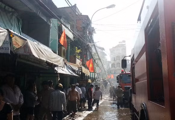 Vụ cháy xảy ra ngay sau lưng chợ Bình Tây, quận 6, may mắn đã được khống chế kịp thời