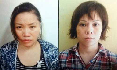 Trang (bên phải) và Nguyệt tại cơ quan điều tra.