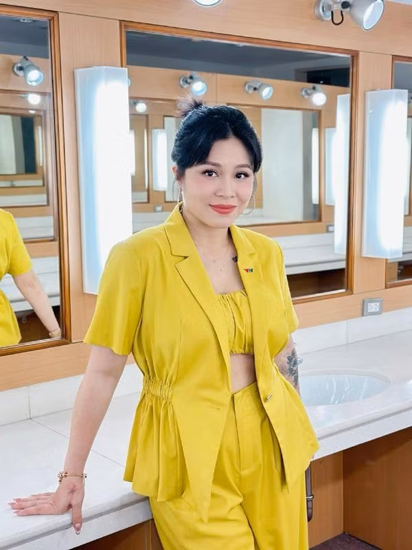 Khi "về dáng" hơn, MC Hoàng Linh tự tin diện những bộ đồ công sở khoe eo cá tính.