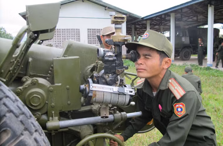 Chiến sĩ khẩu đội lựu pháo thuộc Tiểu đoàn 609 (Bộ chỉ huy quân sự tỉnh Xay Nha Bu Ly) đang hiệu chỉnh thước ngắm. Ảnh: QĐND
