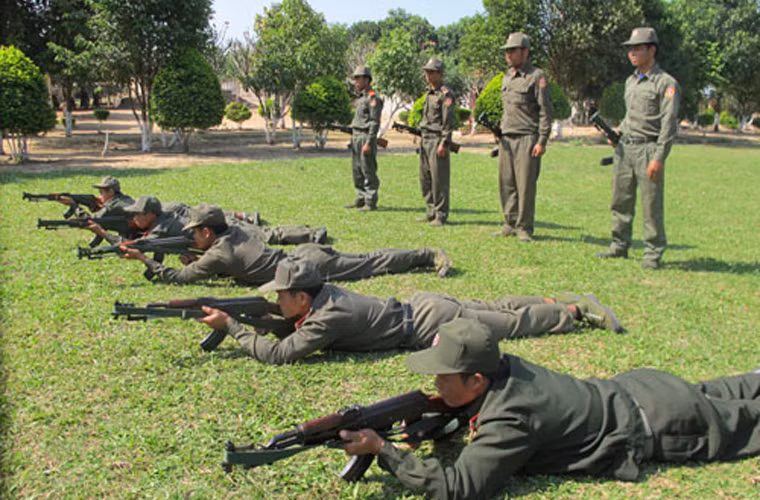 Lục quân là lực lượng lớn nhất, trang bị nhiều loại vũ khí nhất trong Quân đội Nhân dân Lào. Trang bị vũ khí cá nhân của bộ đội Lào là súng trường tiến công AK-47/AKM hoặc là biến thể AK do Trung Quốc sản xuất Type 56, trung liên PKM/RPD, súng ngắn Makarov PM… Ảnh: QĐND