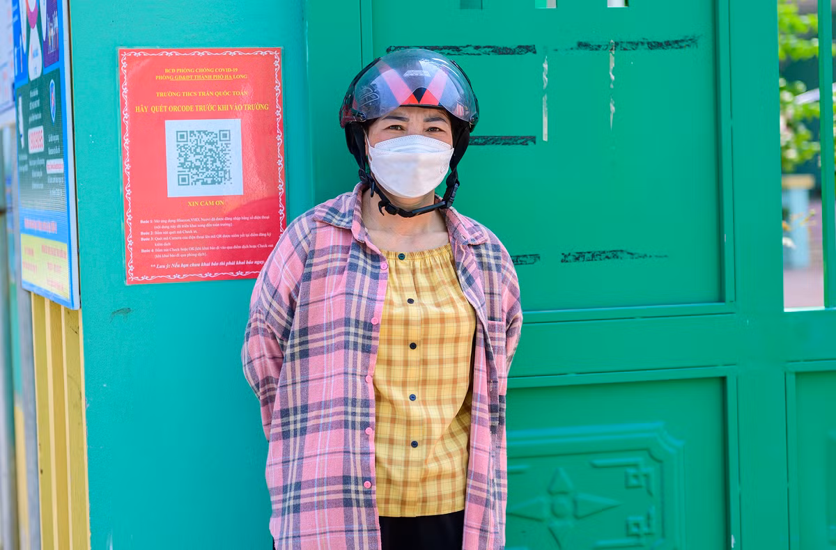 Chị Nguyễn Thị Tình (trú phường Hồng Hà) khá lo lắng khi đưa con đi tiêm phòng. "Nhà tôi có 2 cháu, một cháu 15 tuổi đã tiêm từ đợt trước. Tâm lý rất lo lắng dù đã được giáo viên và nhà trường tư vấn. Tôi chờ hơn hai giờ ngoài cổng trường rồi", chị Tình chia sẻ.