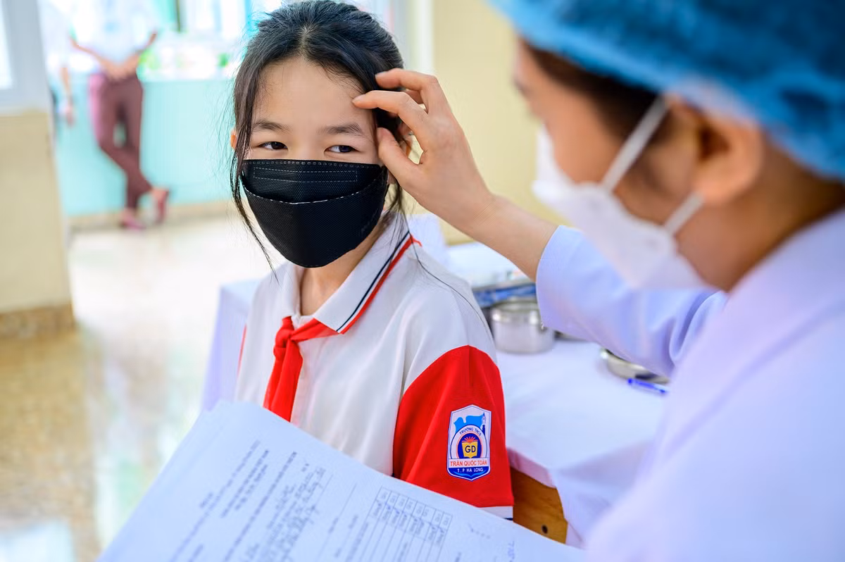 "Quảng Ninh sẽ huy động đội tiêm và đội cấp cứu có trình độ chuyên môn tốt nhất, có cơ sở vật chất tốt nhất để triển khai tiêm cả ở thành thị, vùng sâu, vùng xa", ông Diện chia sẻ.