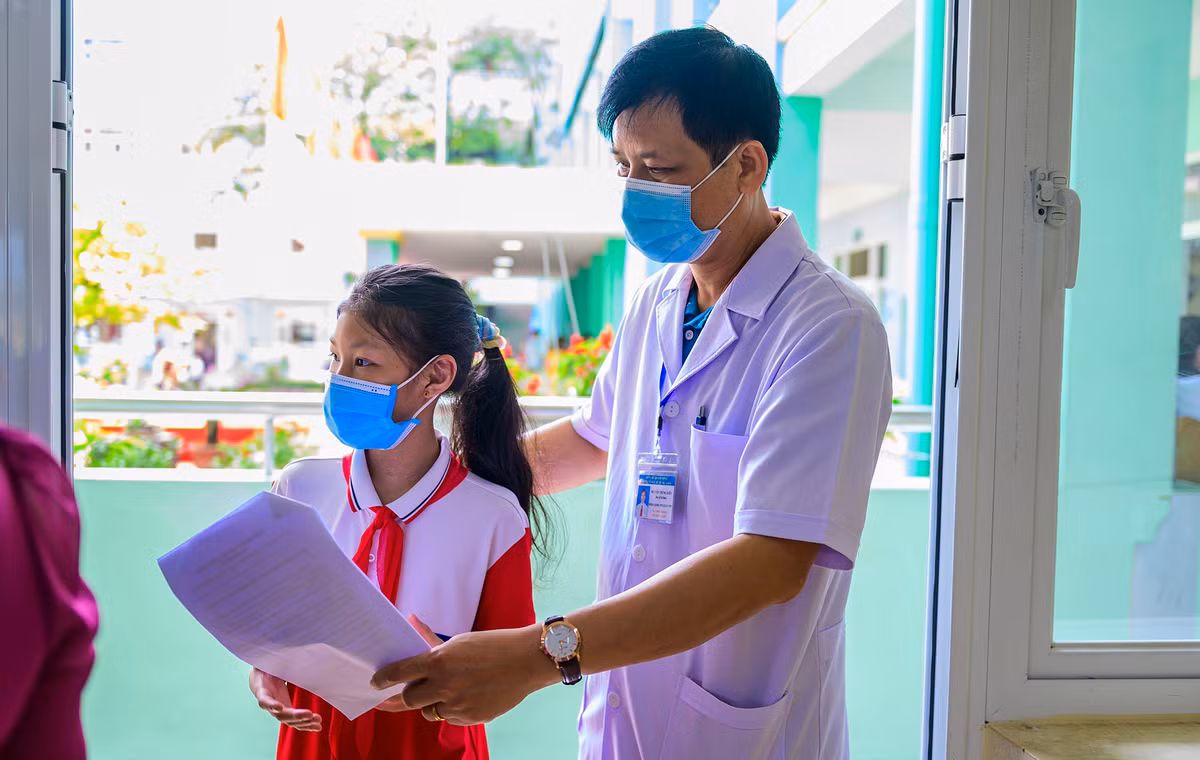 Ông Nguyễn Trọng Diện, Giám đốc Sở Y tế Quảng Ninh, cho biết sau ngày phát động đầu tiên, tỉnh sẽ có trên 181.000 trẻ em trong độ tuổi được chỉ định tiêm vắc xin. Ngành y tế tập huấn cho trên 500 bác sĩ từ cấp bệnh viện đến hệ thống y tế các huyện, thị xã, thành phố để tổ chức tiêm vắc xin đồng loạt cho trẻ.