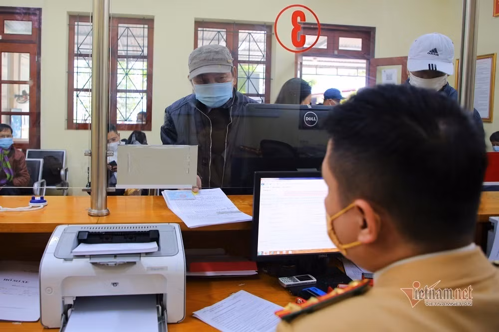 Truoc gio 'G', chu xe kinh doanh van tai 'rong ran' di doi bien so mau vang-Hinh-6