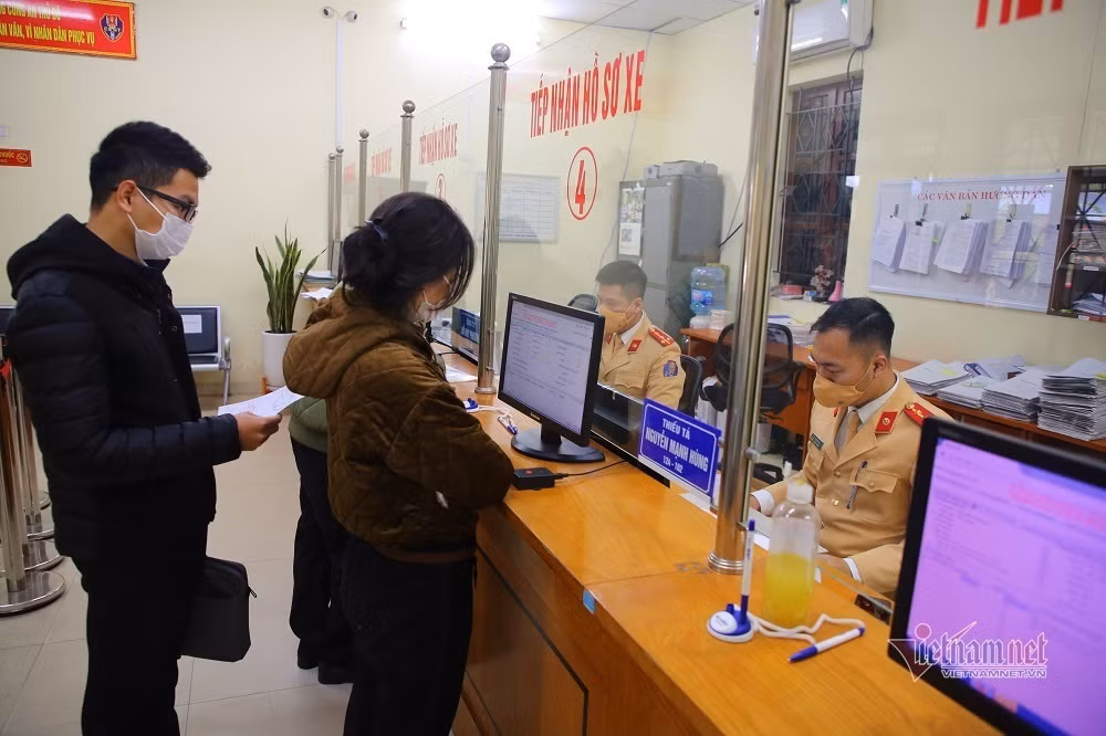 Truoc gio 'G', chu xe kinh doanh van tai 'rong ran' di doi bien so mau vang-Hinh-5