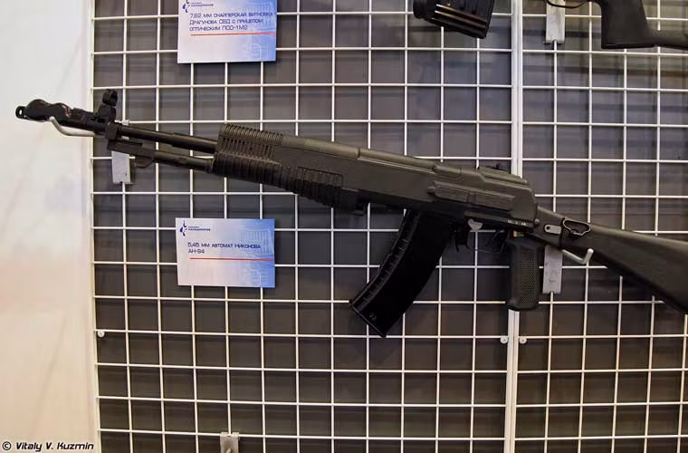 Súng trường tiến công hiện đại AN-94 Abakan do Gennadiy Nikolayevich Nikonov thiết kế, chế tạo tại nhà máy của Izhmash. Vì nhiều lý do mà khẩu súng này không được trang bị rộng rãi trong Quân đội Nga, chủ yếu dùng cho lính đặc nhiệm Bộ Nội vụ, FSB, các đơn vị đặc biệt của Quân đội Nga. Súng dùng cỡ đạn 5,45x39mm với hộp tiếp đạn rời 30-45 viên hoặc hộp đạn 2 rãnh 60 viên, tầm bắn hiệu quả 700m.