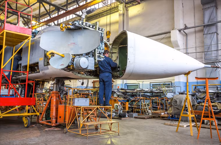 Lắp đặt thiết bị trong mũi máy bay Su-24M.