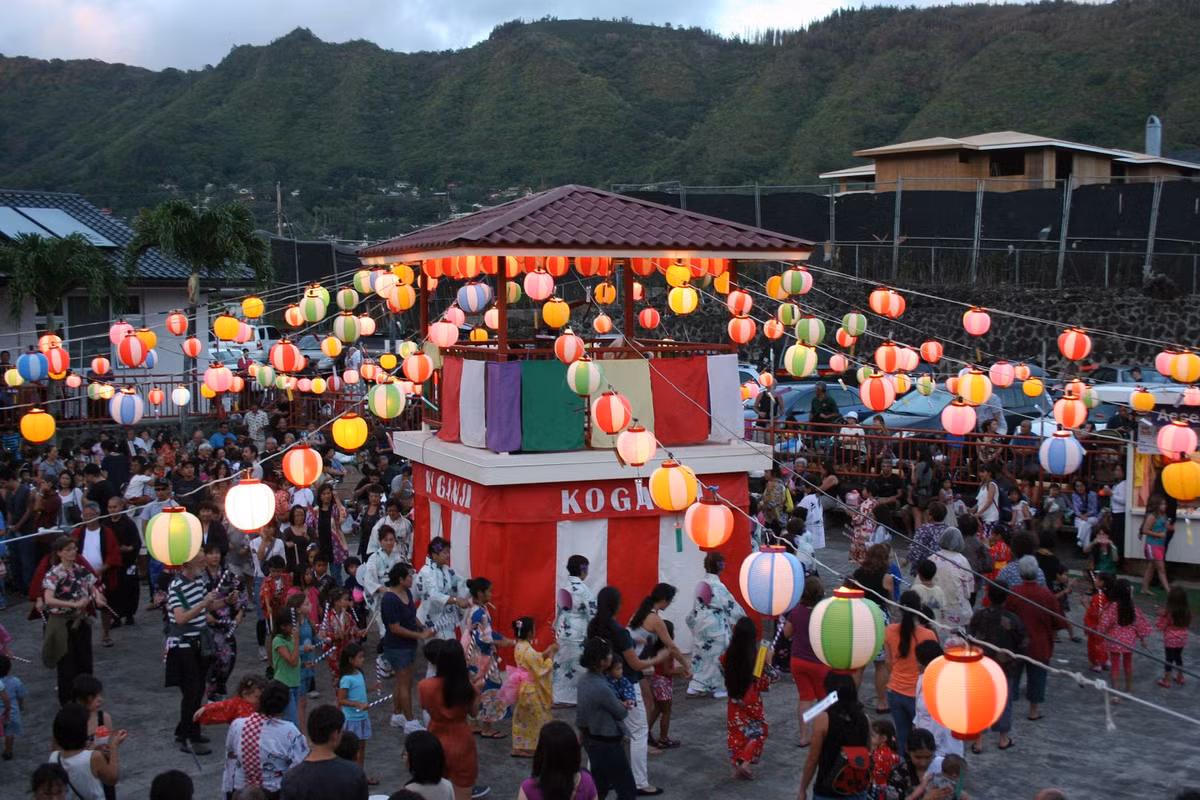 Ở Nhật Bản, lễ hội Vu Lan được gọi là Obon hay là Bon, cách nói tắt của chữ Urabon'e (Vu Lan Bồn Hội). Ngày lễ này được tổ chức vào 15/8 Dương Lịch chứ không phải rằm tháng bảy như các quốc gia khác. Ảnh; Harro pretty.