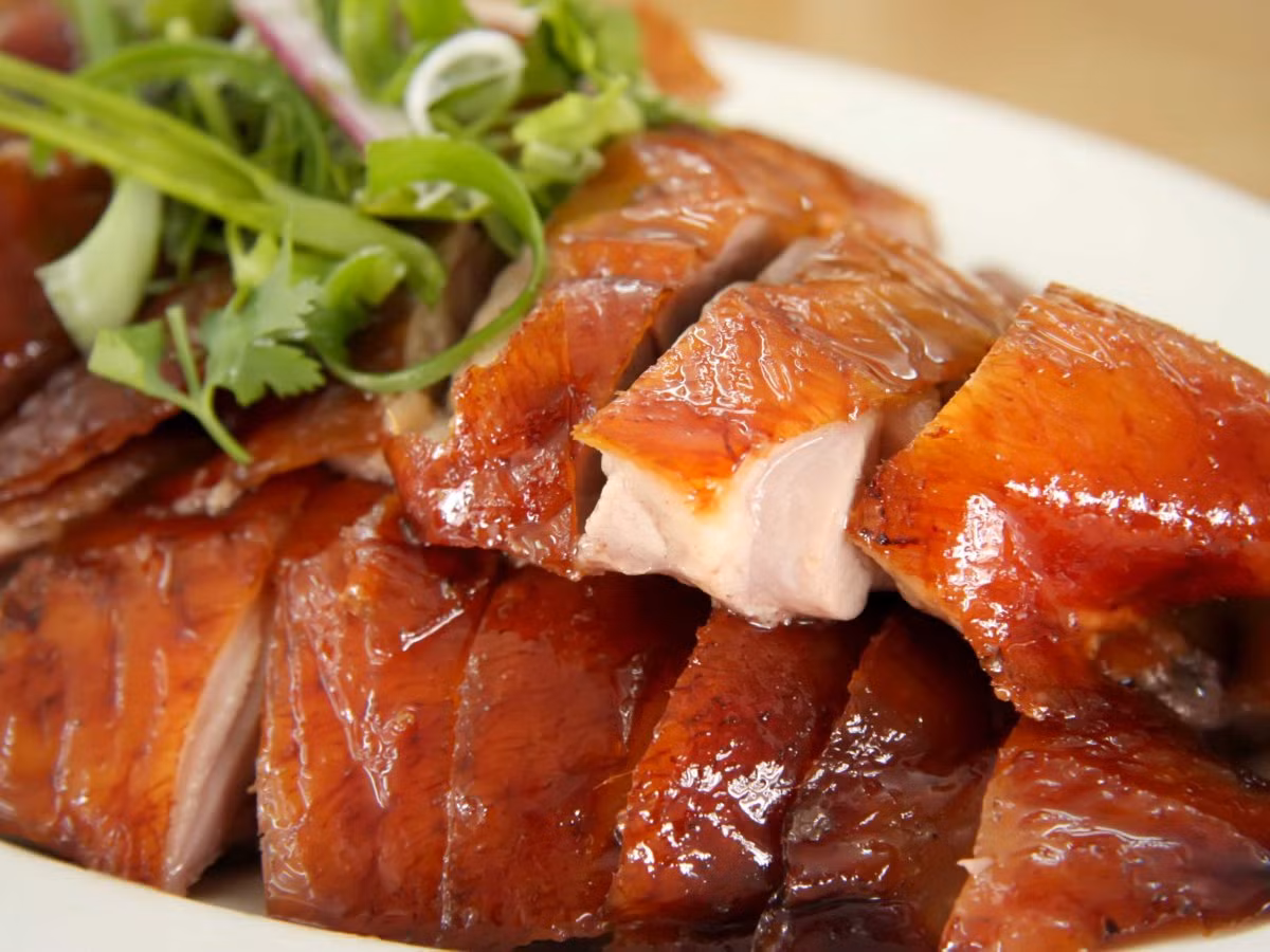 Sau khi mua về nhà, vịt sẽ được làm thịt và chế biến thành những món ăn thịnh soạn, trong đó vịt quay là món không thể thiếu. Ảnh: Business Insider UK.