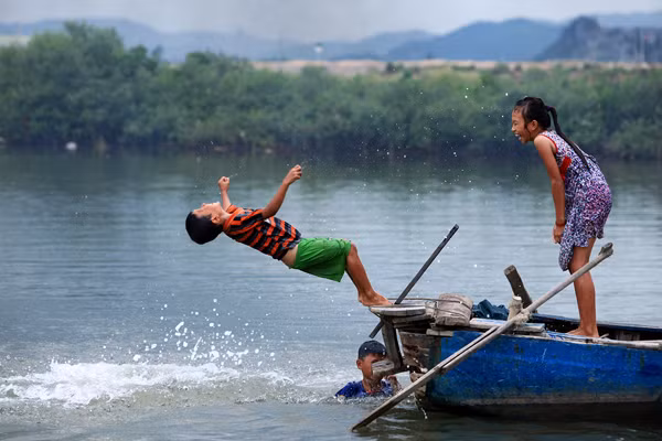 Việc bơi ra ngoài sông, biển trong tháng cô hồn cũng là điều nên tránh, bởi ngạ quỷ thường sống ở những nơi nhớp nhúa, ẩm ướt bởi vậy nếu bơi ra nơi nhiều nước và nước sâu dễ gặp phải chúng, bị chúng kéo chân làm cho chết đuối. Ảnh: 24h.